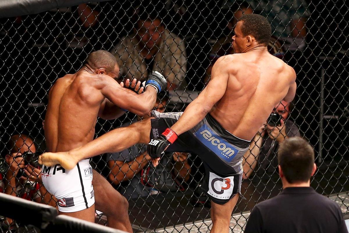 Imagens do UFC Fight Night 51, em Braslia - Francisco Massaranduba (bermuda preta e luvas vermelhas) venceu Leandro Buscap por deciso unnime