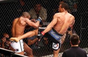 Imagens do UFC Fight Night 51, em Braslia - Francisco Massaranduba (bermuda preta e luvas vermelhas) venceu Leandro Buscap por deciso unnime