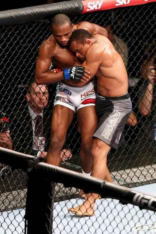 Imagens do UFC Fight Night 51, em Braslia - Francisco Massaranduba (bermuda preta e luvas vermelhas) venceu Leandro Buscap por deciso unnime