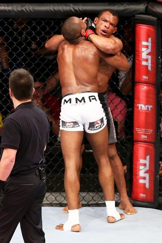 Imagens do UFC Fight Night 51, em Braslia - Francisco Massaranduba (bermuda preta e luvas vermelhas) venceu Leandro Buscap por deciso unnime