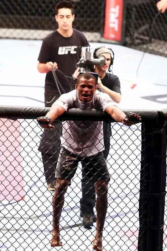 Imagens do UFC Fight Night 51, em Braslia - Francisco Massaranduba (bermuda preta e luvas vermelhas) venceu Leandro Buscap por deciso unnime