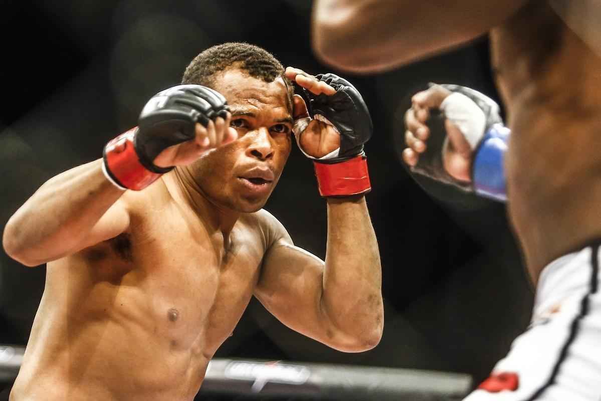 Imagens do UFC Fight Night 51, em Braslia - Francisco Massaranduba (bermuda preta e luvas vermelhas) venceu Leandro Buscap por deciso unnime