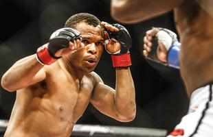 Imagens do UFC Fight Night 51, em Braslia - Francisco Massaranduba (bermuda preta e luvas vermelhas) venceu Leandro Buscap por deciso unnime