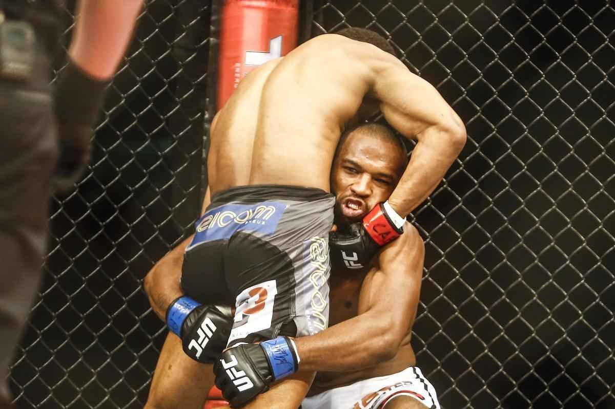 Imagens do UFC Fight Night 51, em Braslia - Francisco Massaranduba (bermuda preta e luvas vermelhas) venceu Leandro Buscap por deciso unnime