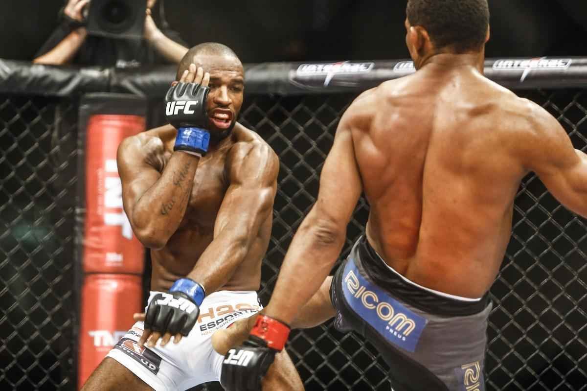 Imagens do UFC Fight Night 51, em Braslia - Francisco Massaranduba (bermuda preta e luvas vermelhas) venceu Leandro Buscap por deciso unnime