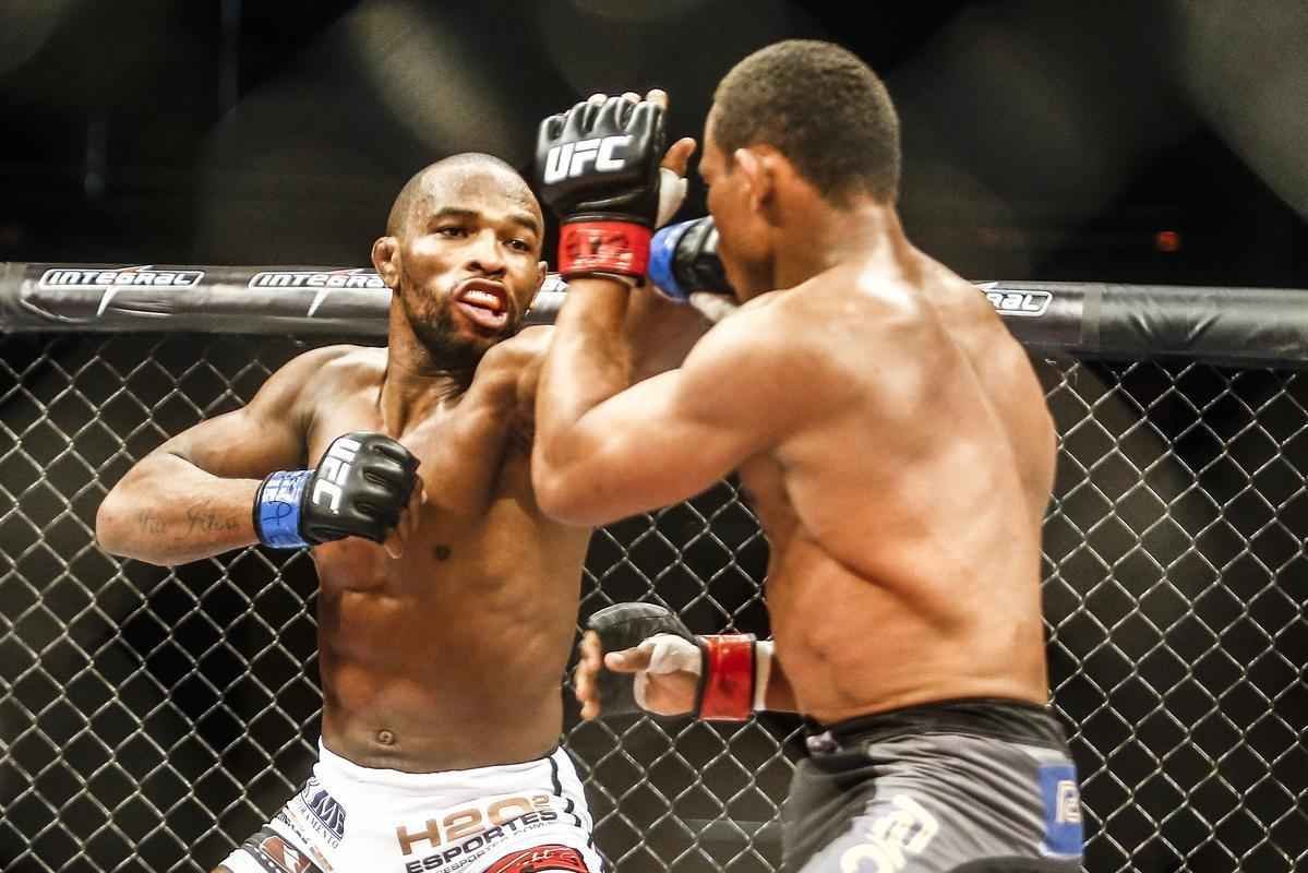Imagens do UFC Fight Night 51, em Braslia - Francisco Massaranduba (bermuda preta e luvas vermelhas) venceu Leandro Buscap por deciso unnime