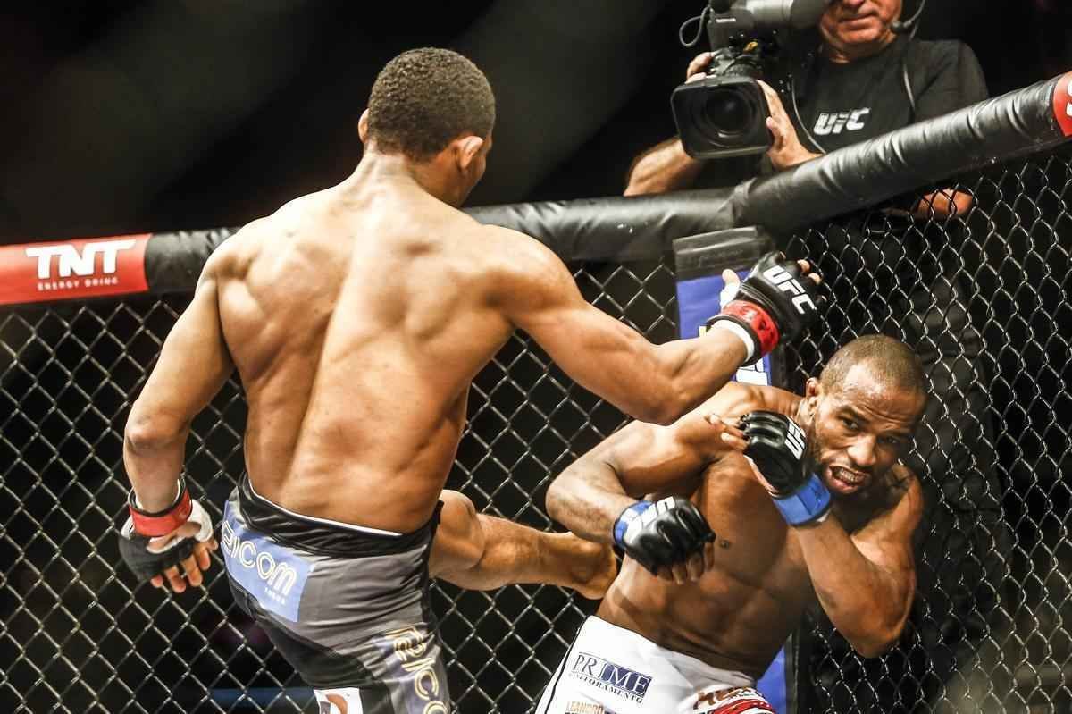 Imagens do UFC Fight Night 51, em Braslia - Francisco Massaranduba (bermuda preta e luvas vermelhas) venceu Leandro Buscap por deciso unnime