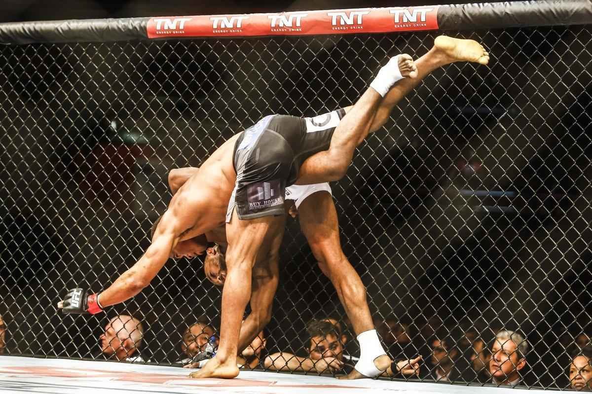 Imagens do UFC Fight Night 51, em Braslia - Francisco Massaranduba (bermuda preta e luvas vermelhas) venceu Leandro Buscap por deciso unnime