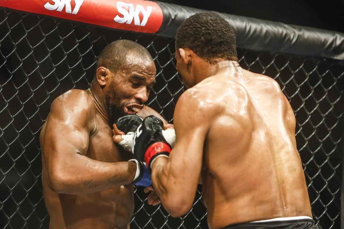 Imagens do UFC Fight Night 51, em Braslia - Francisco Massaranduba (bermuda preta e luvas vermelhas) venceu Leandro Buscap por deciso unnime