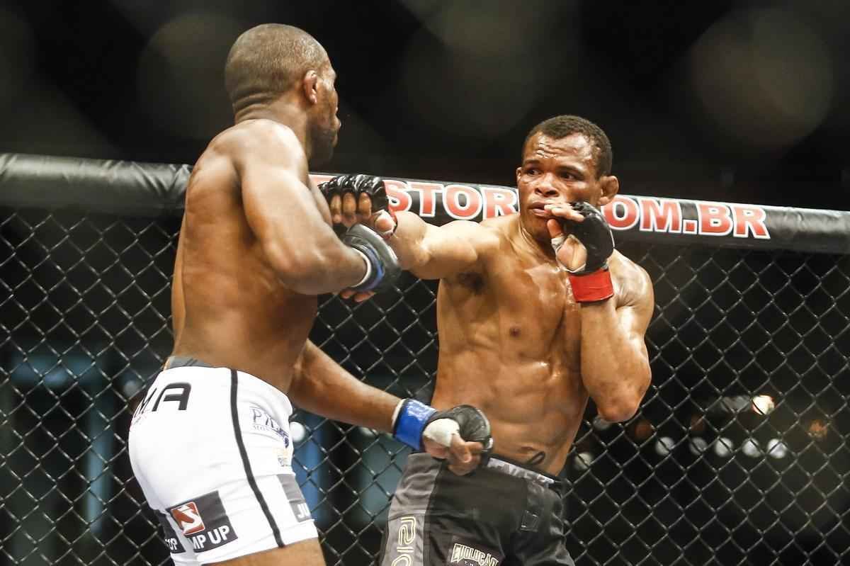 Imagens do UFC Fight Night 51, em Braslia - Francisco Massaranduba (bermuda preta e luvas vermelhas) venceu Leandro Buscap por deciso unnime