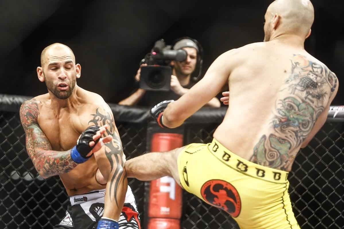 Imagens do UFC Fight Night 51, em Braslia %u2013 George Sullivan (bermuda preta e luvas azuis) venceu Igor Arajo por nocaute no segundo round