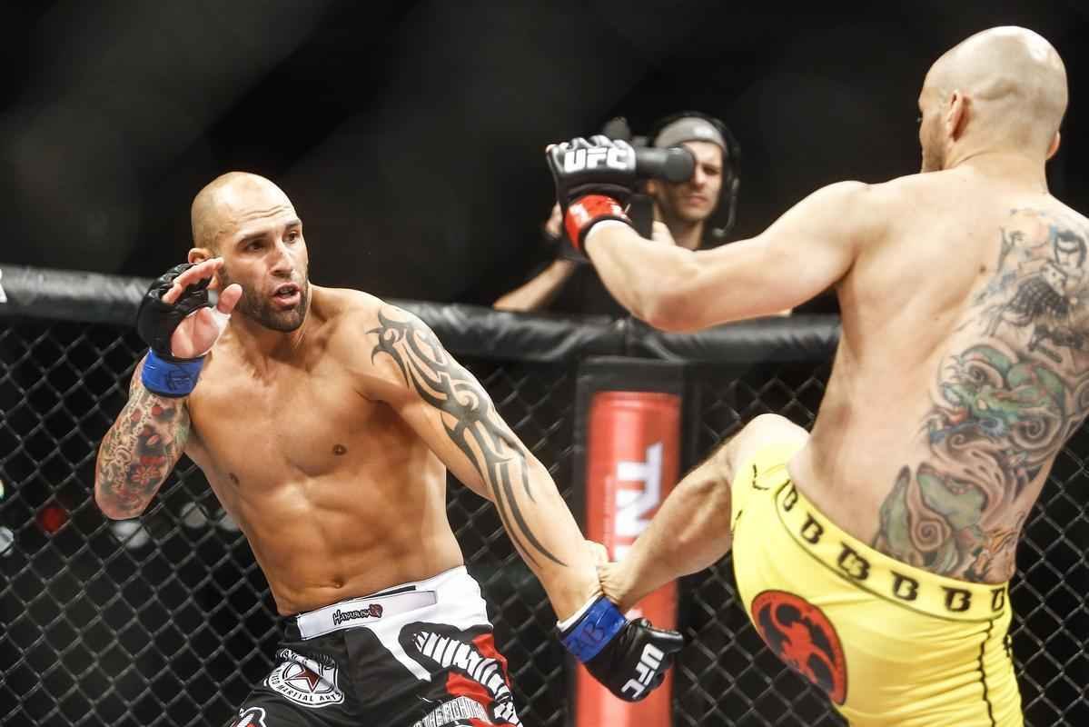 Imagens do UFC Fight Night 51, em Braslia %u2013 George Sullivan (bermuda preta e luvas azuis) venceu Igor Arajo por nocaute no segundo round