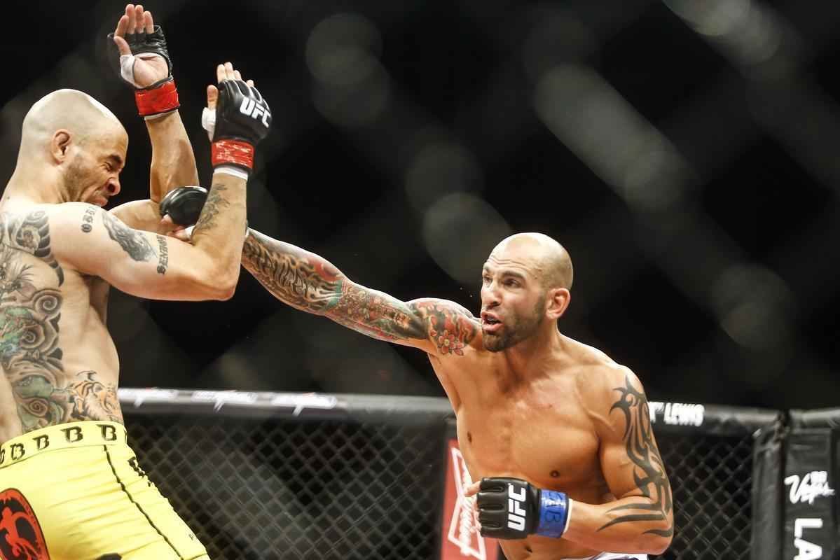 Imagens do UFC Fight Night 51, em Braslia %u2013 George Sullivan (bermuda preta e luvas azuis) venceu Igor Arajo por nocaute no segundo round