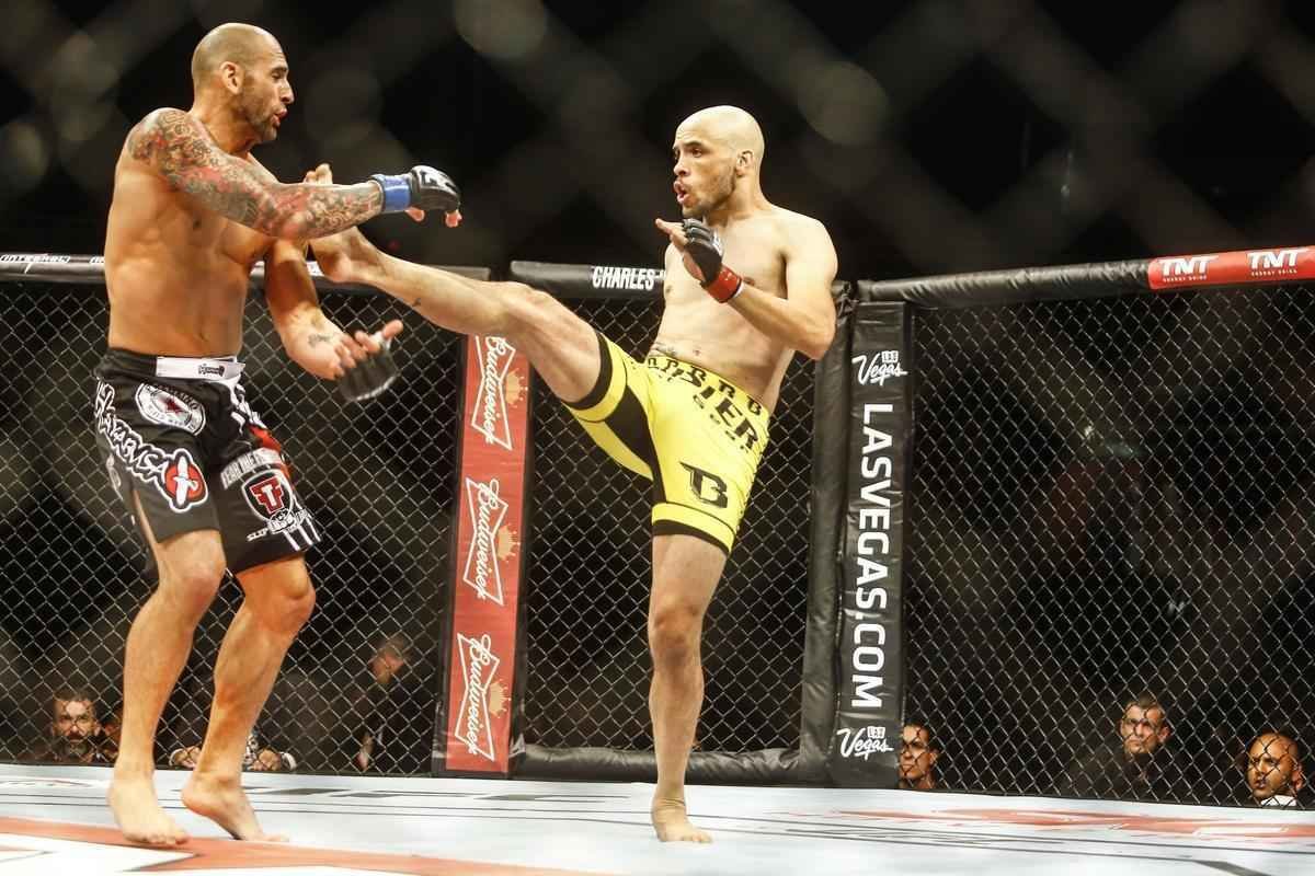Imagens do UFC Fight Night 51, em Braslia %u2013 George Sullivan (bermuda preta e luvas azuis) venceu Igor Arajo por nocaute no segundo round