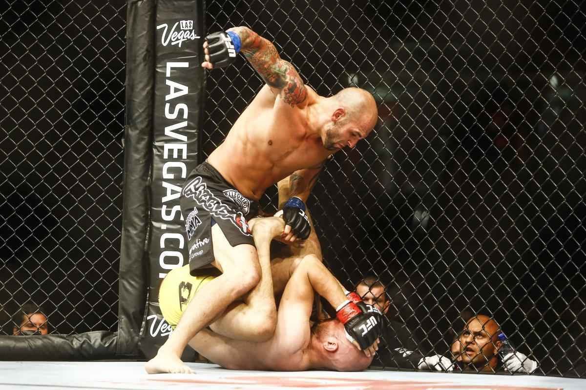 Imagens do UFC Fight Night 51, em Braslia %u2013 George Sullivan (bermuda preta e luvas azuis) venceu Igor Arajo por nocaute no segundo round