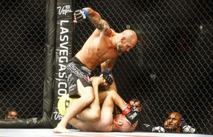 Imagens do UFC Fight Night 51, em Braslia %u2013 George Sullivan (bermuda preta e luvas azuis) venceu Igor Arajo por nocaute no segundo round