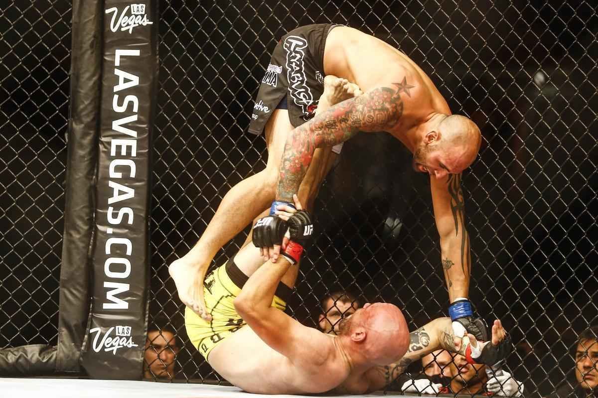 Imagens do UFC Fight Night 51, em Braslia %u2013 George Sullivan (bermuda preta e luvas azuis) venceu Igor Arajo por nocaute no segundo round