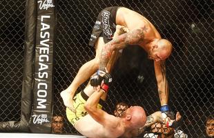 Imagens do UFC Fight Night 51, em Braslia %u2013 George Sullivan (bermuda preta e luvas azuis) venceu Igor Arajo por nocaute no segundo round