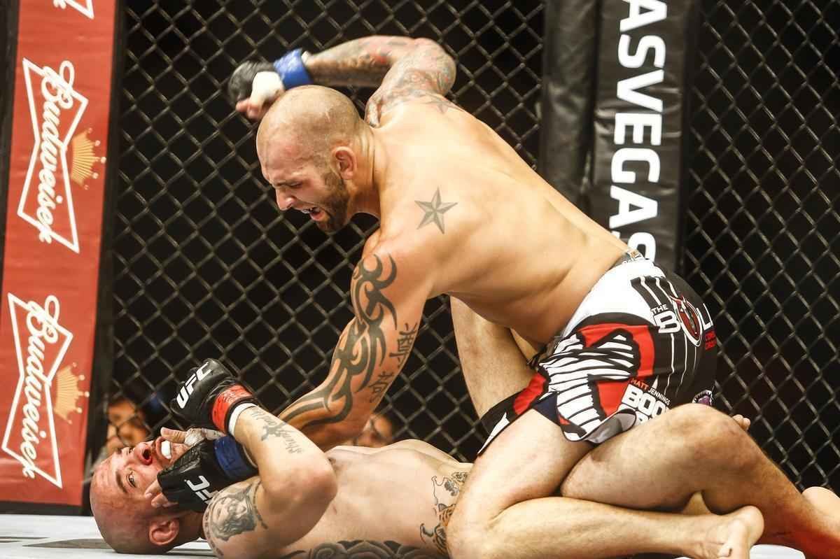 Imagens do UFC Fight Night 51, em Braslia %u2013 George Sullivan (bermuda preta e luvas azuis) venceu Igor Arajo por nocaute no segundo round