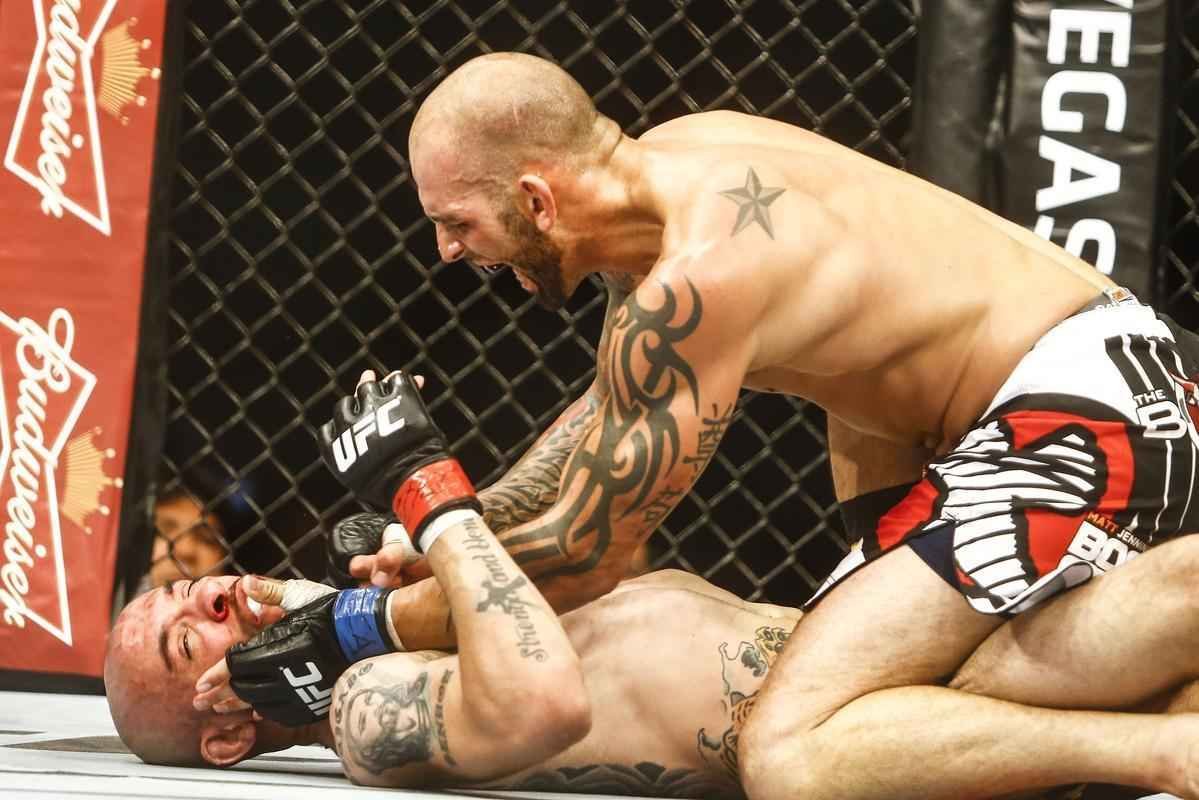 Imagens do UFC Fight Night 51, em Braslia %u2013 George Sullivan (bermuda preta e luvas azuis) venceu Igor Arajo por nocaute no segundo round