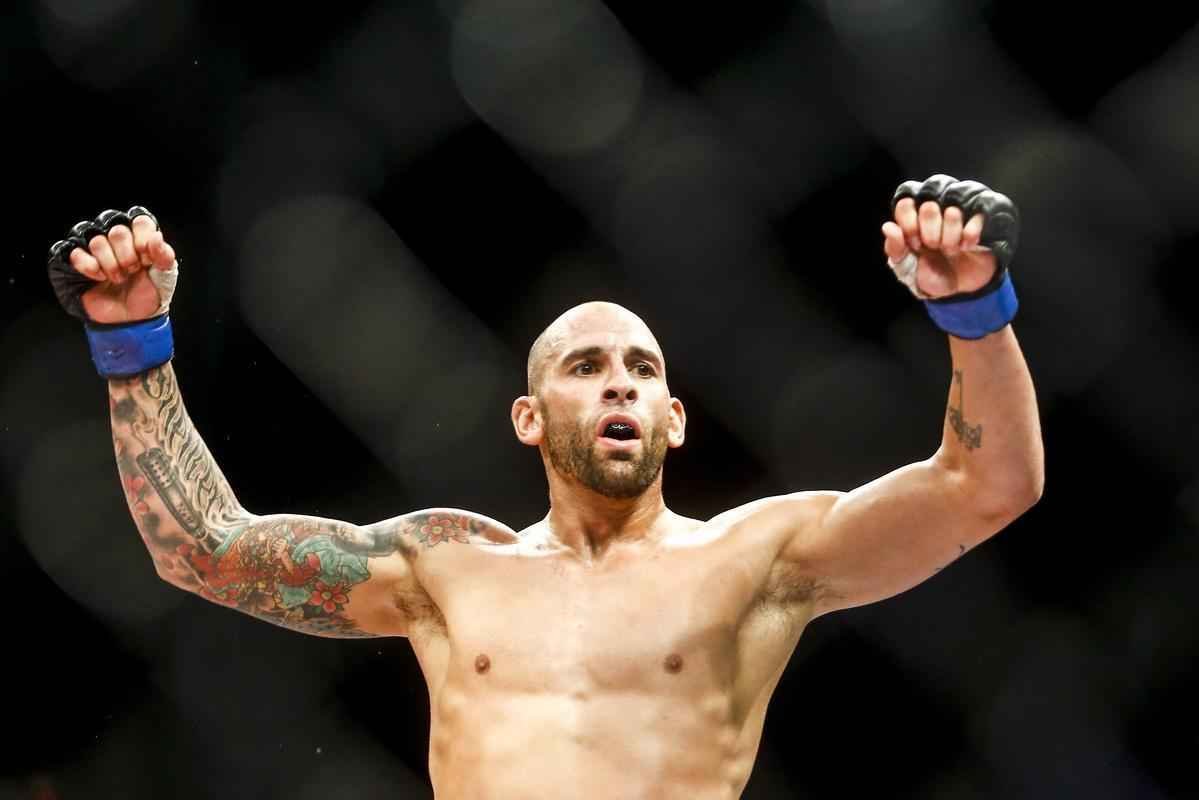 Imagens do UFC Fight Night 51, em Braslia %u2013 George Sullivan (bermuda preta e luvas azuis) venceu Igor Arajo por nocaute no segundo round