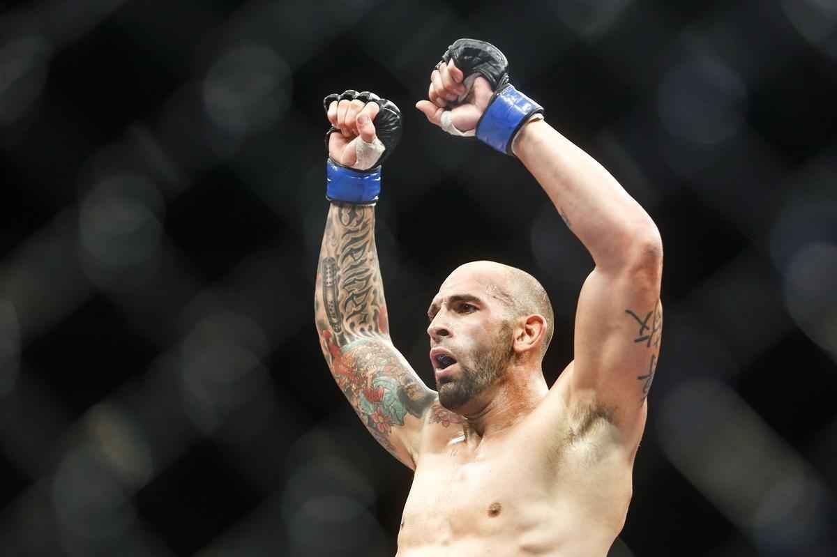 Imagens do UFC Fight Night 51, em Braslia %u2013 George Sullivan (bermuda preta e luvas azuis) venceu Igor Arajo por nocaute no segundo round