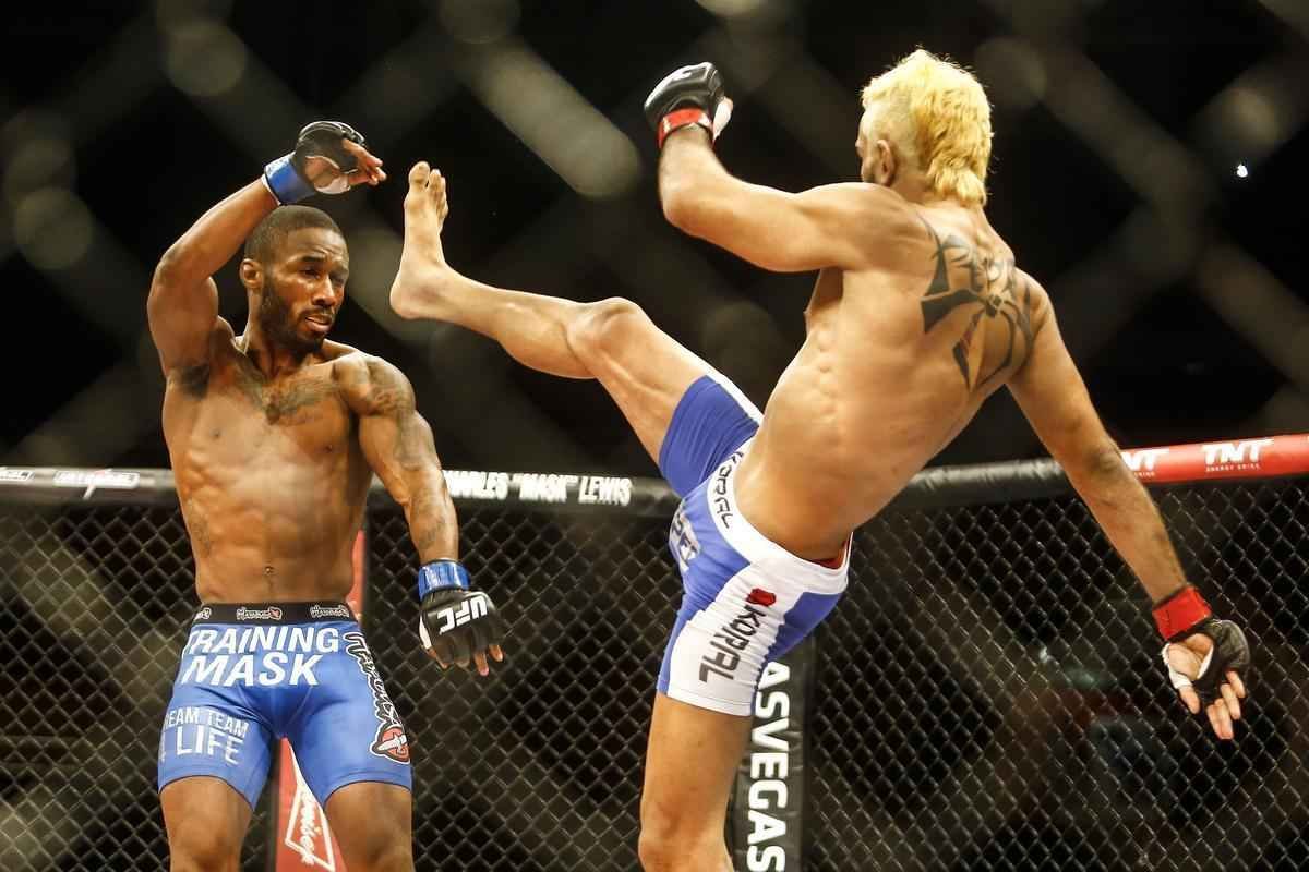 Imagens do UFC Fight Night 51, em Braslia - Godofredo Pepey (luvas vermelhas) venceu Dashon Johnson por finalizao (chave de brao) no primeiro round