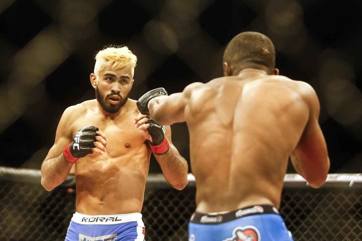 Imagens do UFC Fight Night 51, em Braslia - Godofredo Pepey (luvas vermelhas) venceu Dashon Johnson por finalizao (chave de brao) no primeiro round