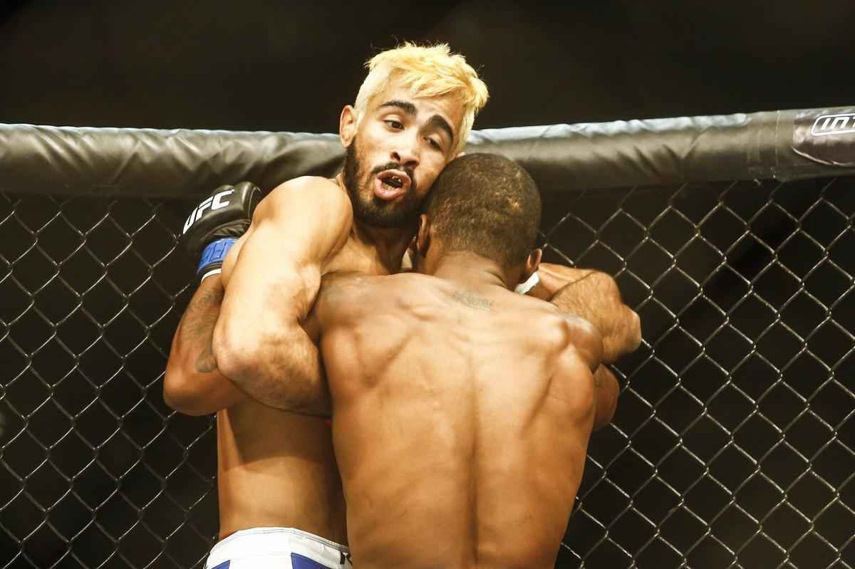 Imagens do UFC Fight Night 51, em Braslia - Godofredo Pepey (luvas vermelhas) venceu Dashon Johnson por finalizao (chave de brao) no primeiro round