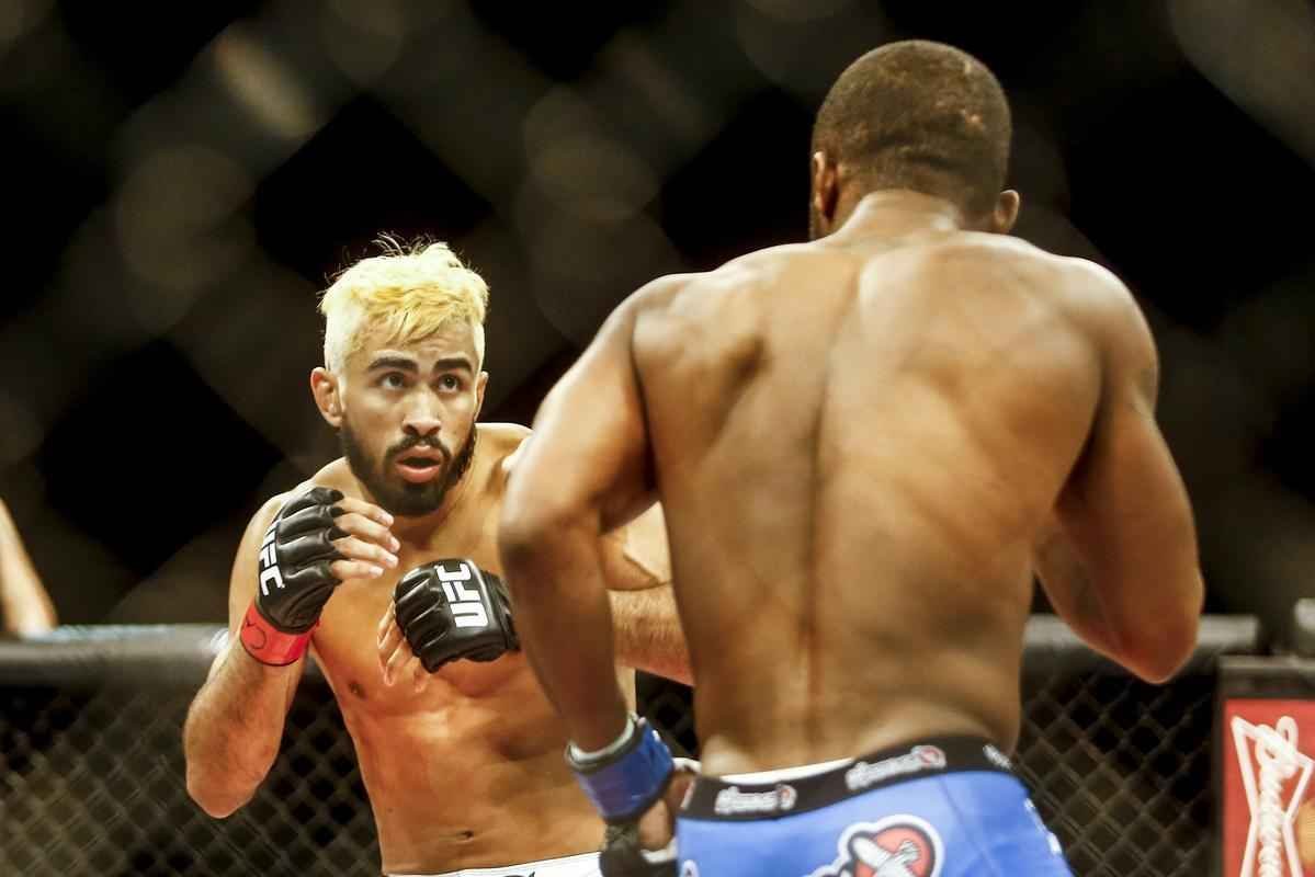 Imagens do UFC Fight Night 51, em Braslia - Godofredo Pepey (luvas vermelhas) venceu Dashon Johnson por finalizao (chave de brao) no primeiro round