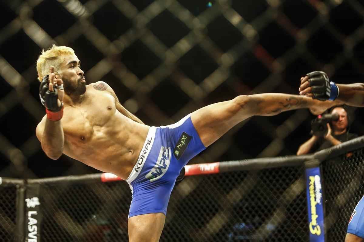 Imagens do UFC Fight Night 51, em Braslia - Godofredo Pepey (luvas vermelhas) venceu Dashon Johnson por finalizao (chave de brao) no primeiro round