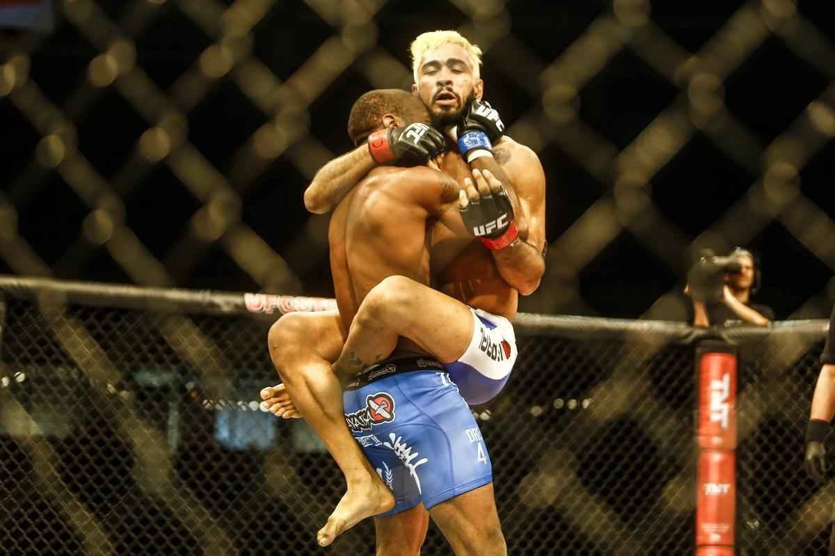 Imagens do UFC Fight Night 51, em Braslia - Godofredo Pepey (luvas vermelhas) venceu Dashon Johnson por finalizao (chave de brao) no primeiro round