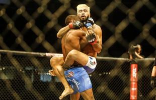 Imagens do UFC Fight Night 51, em Braslia - Godofredo Pepey (luvas vermelhas) venceu Dashon Johnson por finalizao (chave de brao) no primeiro round