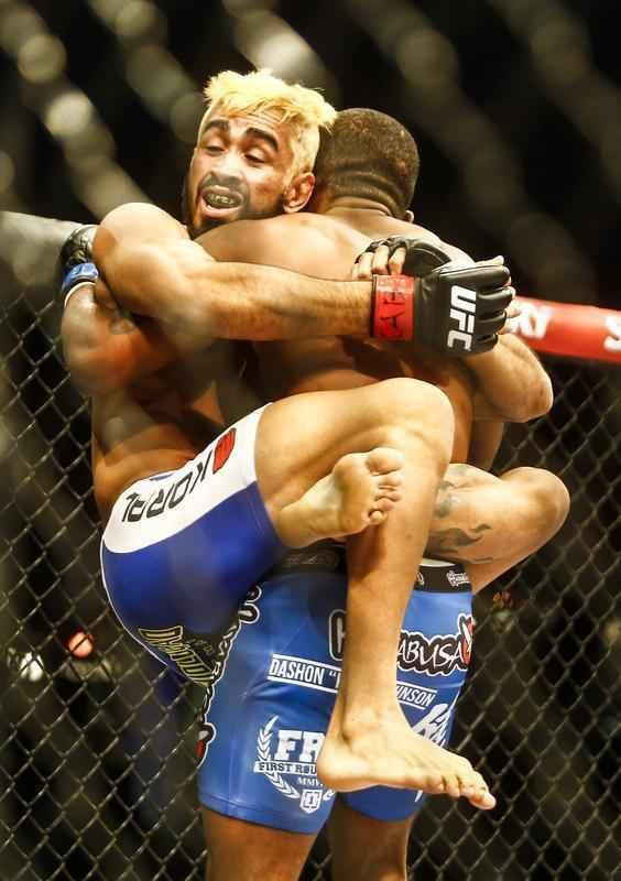 Imagens do UFC Fight Night 51, em Braslia - Godofredo Pepey (luvas vermelhas) venceu Dashon Johnson por finalizao (chave de brao) no primeiro round