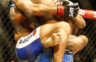 Imagens do UFC Fight Night 51, em Braslia - Godofredo Pepey (luvas vermelhas) venceu Dashon Johnson por finalizao (chave de brao) no primeiro round