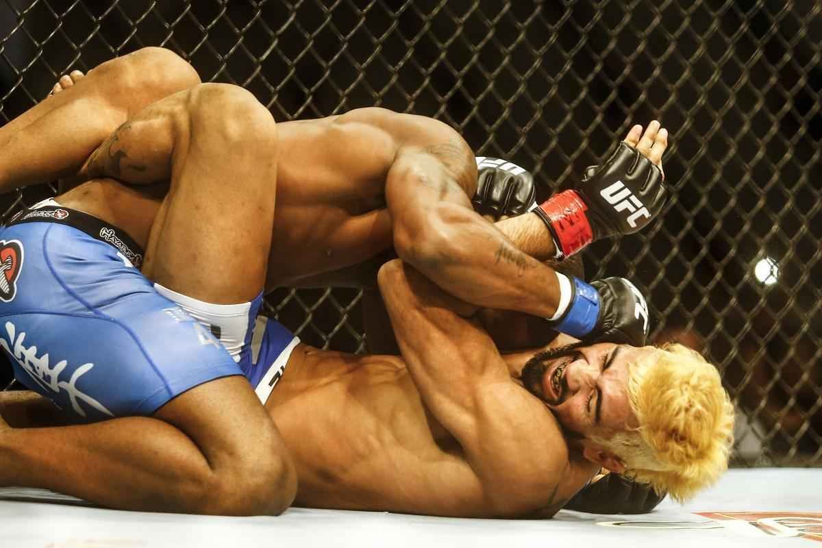 Imagens do UFC Fight Night 51, em Braslia - Godofredo Pepey (luvas vermelhas) venceu Dashon Johnson por finalizao (chave de brao) no primeiro round