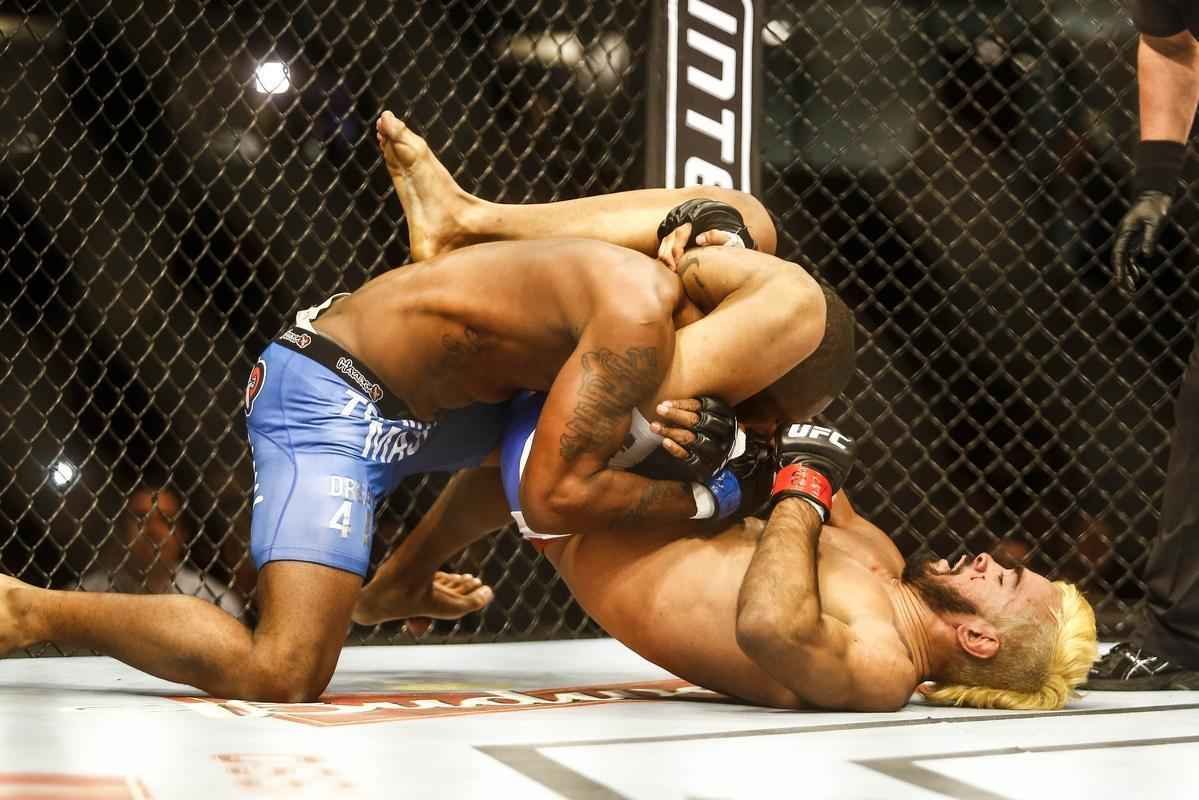 Imagens do UFC Fight Night 51, em Braslia - Godofredo Pepey (luvas vermelhas) venceu Dashon Johnson por finalizao (chave de brao) no primeiro round