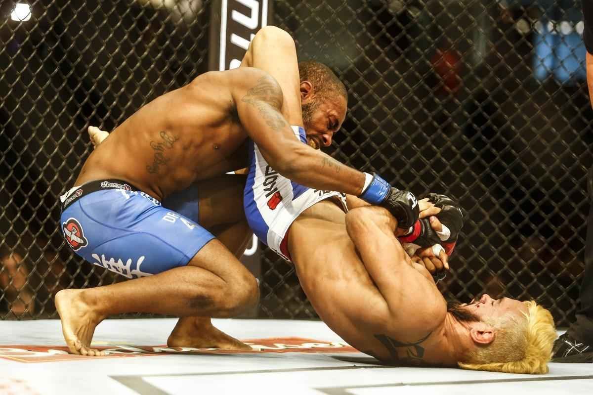 Imagens do UFC Fight Night 51, em Braslia - Godofredo Pepey (luvas vermelhas) venceu Dashon Johnson por finalizao (chave de brao) no primeiro round