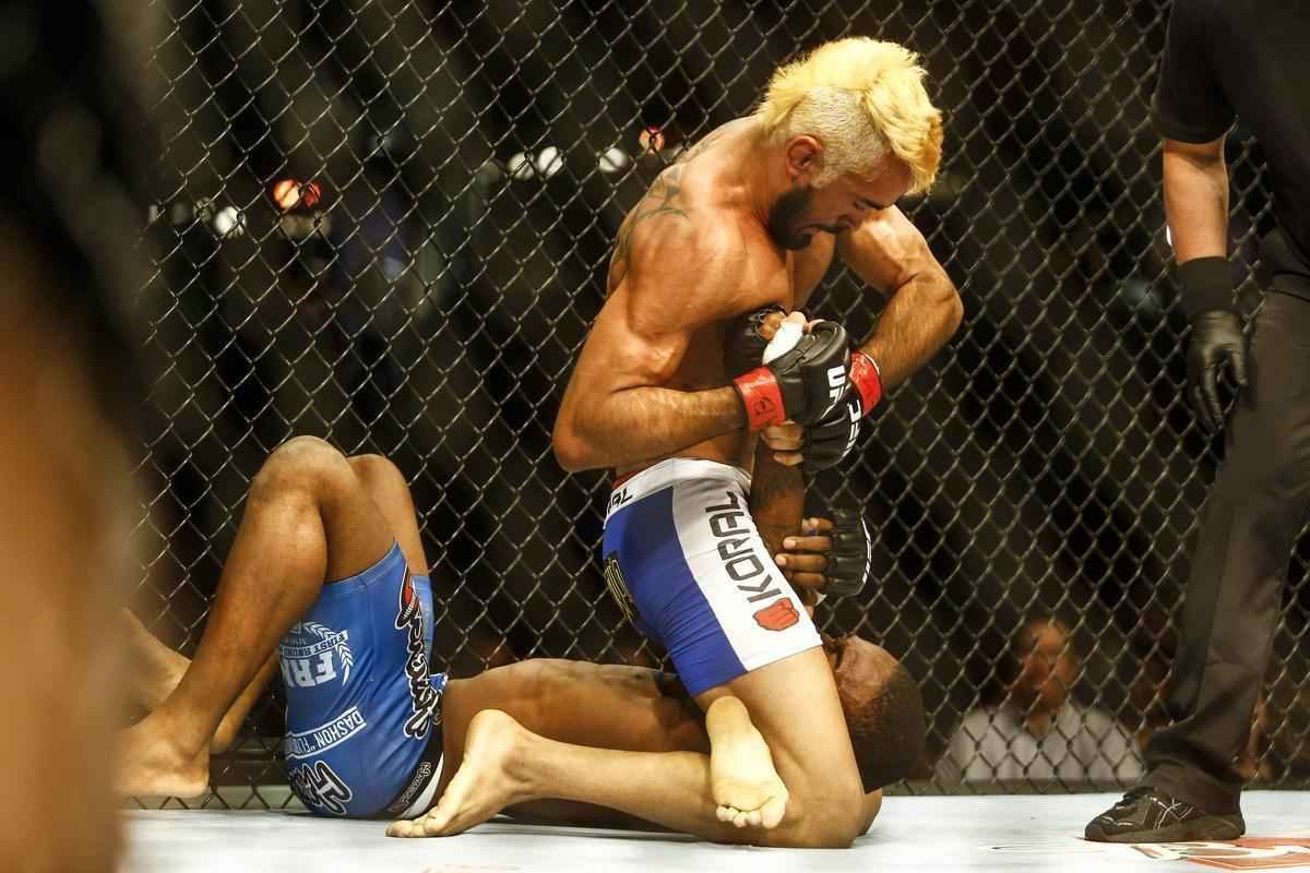 Imagens do UFC Fight Night 51, em Braslia - Godofredo Pepey (luvas vermelhas) venceu Dashon Johnson por finalizao (chave de brao) no primeiro round