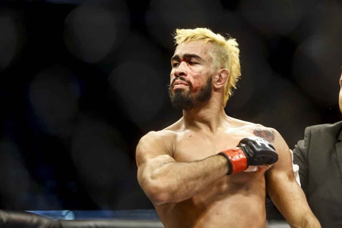 Imagens do UFC Fight Night 51, em Braslia - Godofredo Pepey (luvas vermelhas) venceu Dashon Johnson por finalizao (chave de brao) no primeiro round