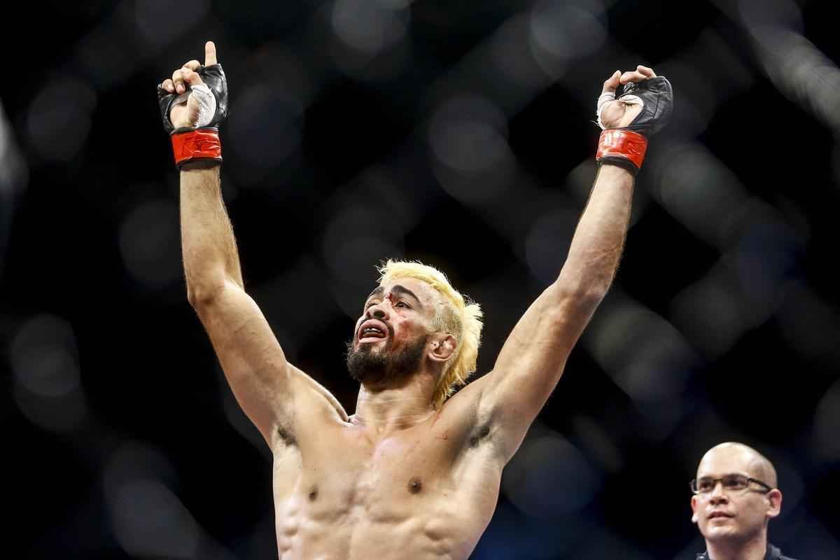 Imagens do UFC Fight Night 51, em Braslia - Godofredo Pepey (luvas vermelhas) venceu Dashon Johnson por finalizao (chave de brao) no primeiro round