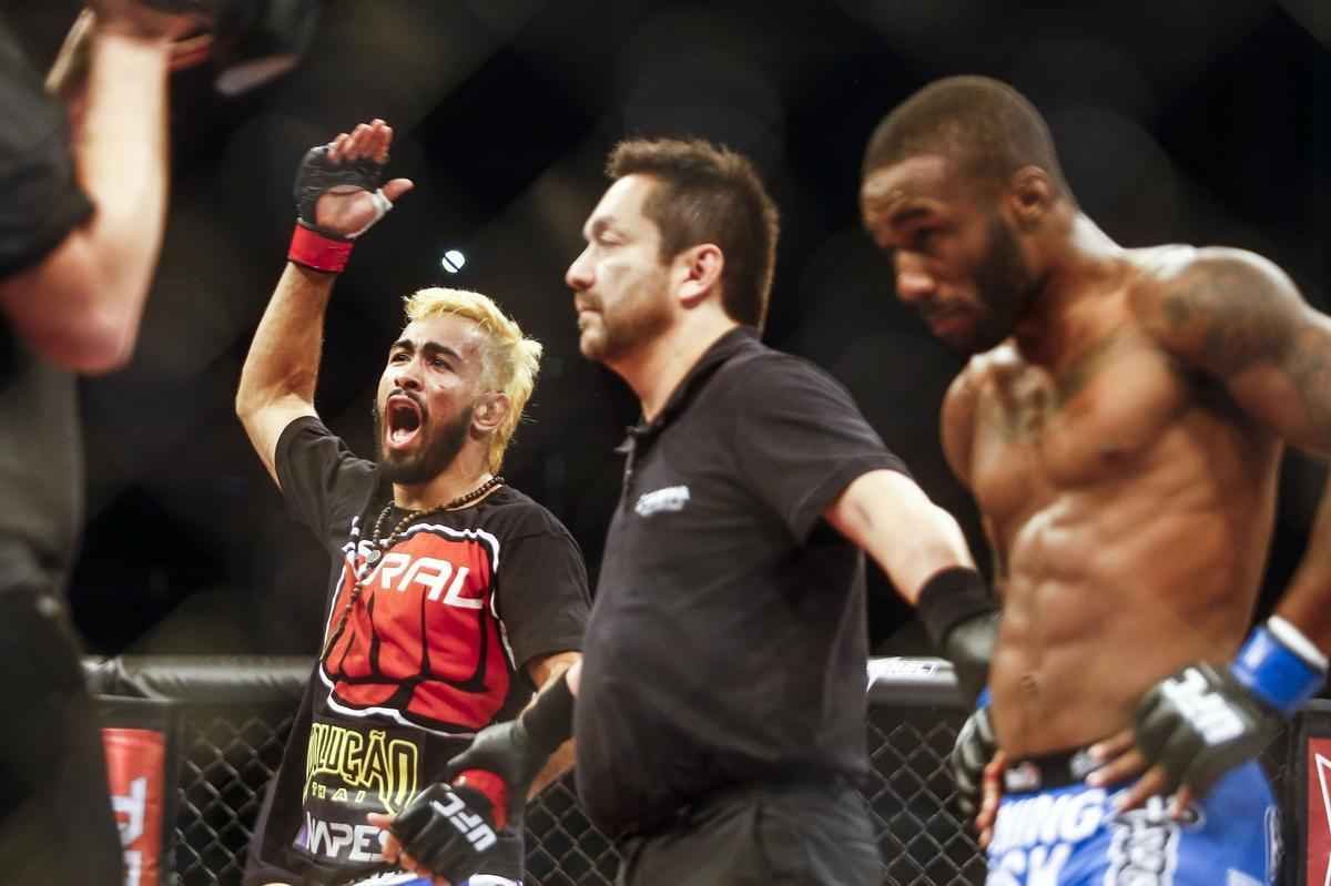 Imagens do UFC Fight Night 51, em Braslia - Godofredo Pepey (luvas vermelhas) venceu Dashon Johnson por finalizao (chave de brao) no primeiro round