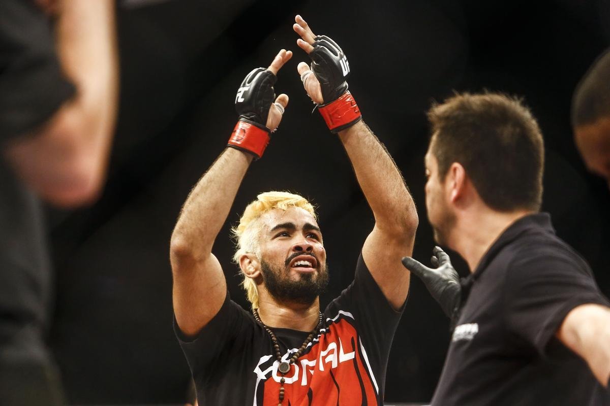 Imagens do UFC Fight Night 51, em Braslia - Godofredo Pepey (luvas vermelhas) venceu Dashon Johnson por finalizao (chave de brao) no primeiro round