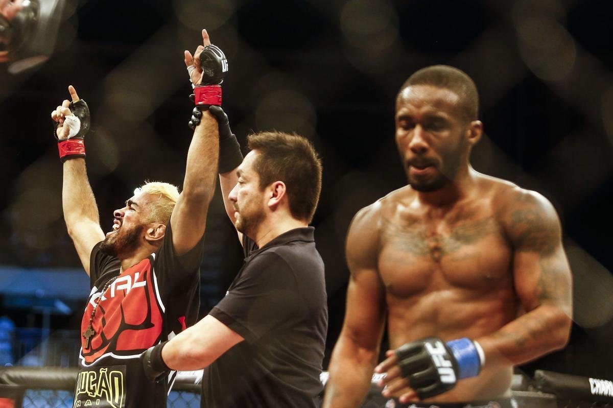 Imagens do UFC Fight Night 51, em Braslia - Godofredo Pepey (luvas vermelhas) venceu Dashon Johnson por finalizao (chave de brao) no primeiro round