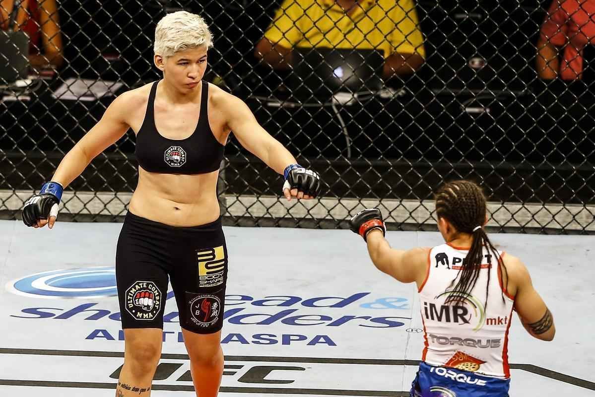 Imagens do UFC Fight Night 51, em Braslia - Jessica Andrade (blusa branca e luvas vermelhas) venceu Larissa Pacheco por finalizao (guilhotina) no primeiro round