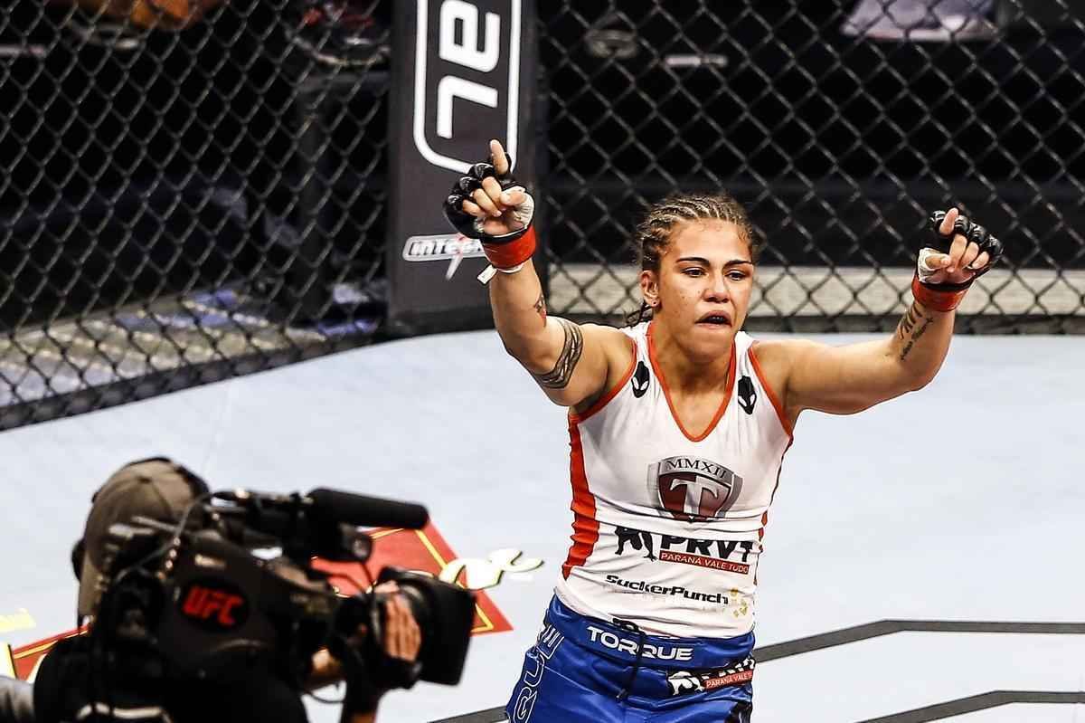 Imagens do UFC Fight Night 51, em Braslia - Jessica Andrade (blusa branca e luvas vermelhas) venceu Larissa Pacheco por finalizao (guilhotina) no primeiro round