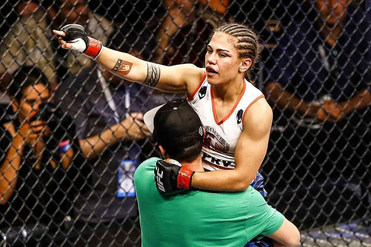 Imagens do UFC Fight Night 51, em Braslia - Jessica Andrade (blusa branca e luvas vermelhas) venceu Larissa Pacheco por finalizao (guilhotina) no primeiro round