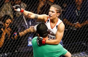 Imagens do UFC Fight Night 51, em Braslia - Jessica Andrade (blusa branca e luvas vermelhas) venceu Larissa Pacheco por finalizao (guilhotina) no primeiro round