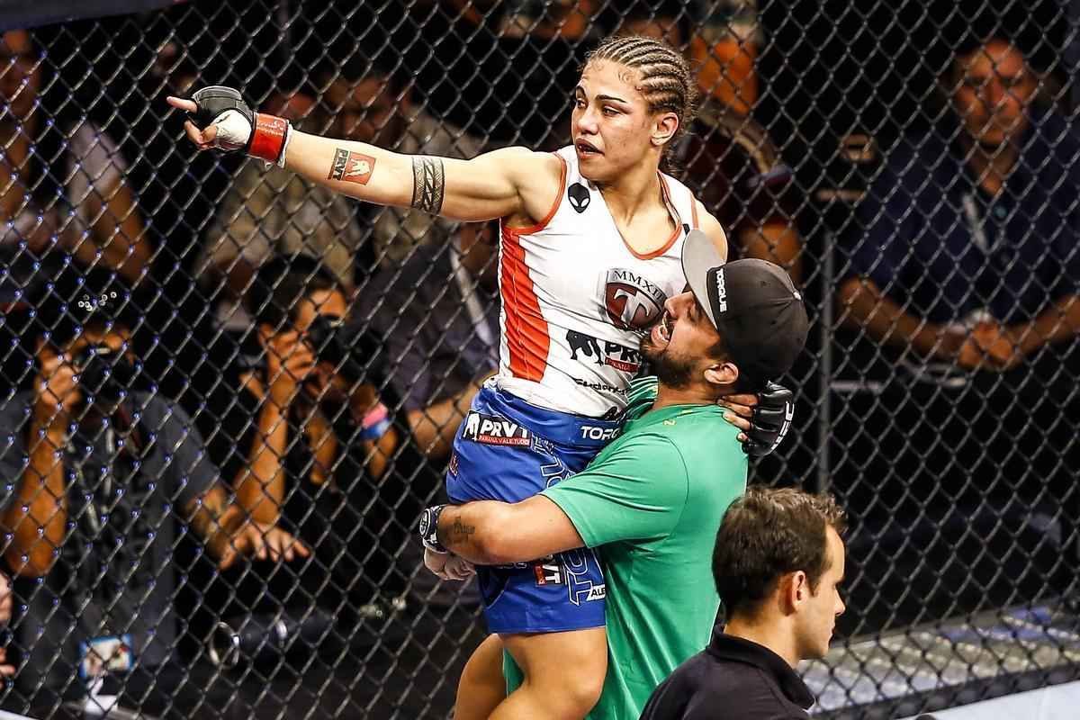 Imagens do UFC Fight Night 51, em Braslia - Jessica Andrade (blusa branca e luvas vermelhas) venceu Larissa Pacheco por finalizao (guilhotina) no primeiro round