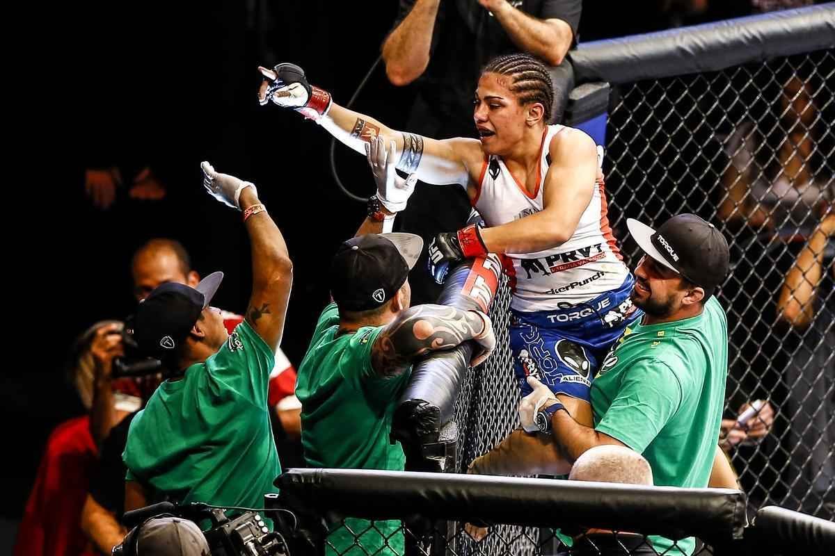 Imagens do UFC Fight Night 51, em Braslia - Jessica Andrade (blusa branca e luvas vermelhas) venceu Larissa Pacheco por finalizao (guilhotina) no primeiro round